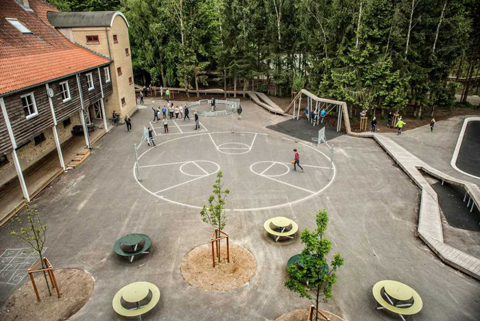 学校操场上的圆形篮球场和圆形桌椅