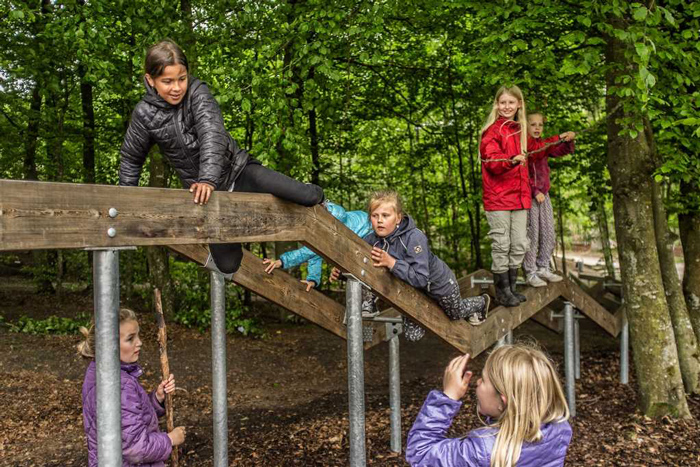 孩子们可以在木板上攀爬行走